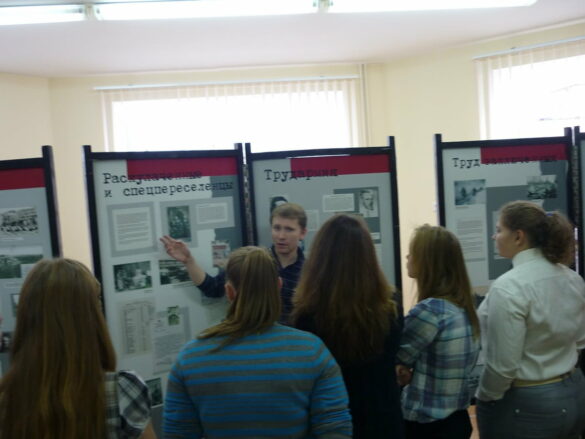 4. Research fellow of museum Mikhail Neliubin presents exhibition “The Kama region. Repressions. 1930s-1950s” to the Perm schoolchildren.