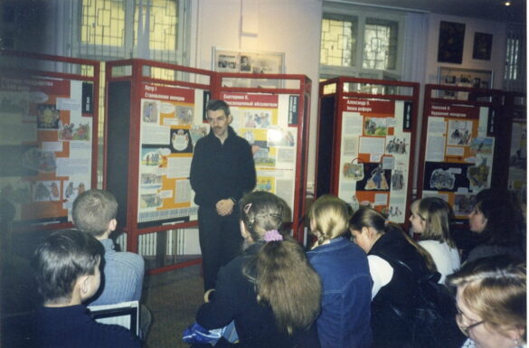 5.3. Educator of the museum Konstantin Zakovyrin teaches the game lesson, based on the interactive exhibition “Power and people in Russia. The attempt of satiric research” (2004).